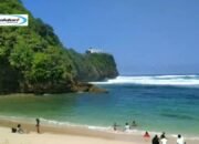 Pantai Watu Leter, Pantai Cantik dengan View Sunset yang Mempesona di Malang