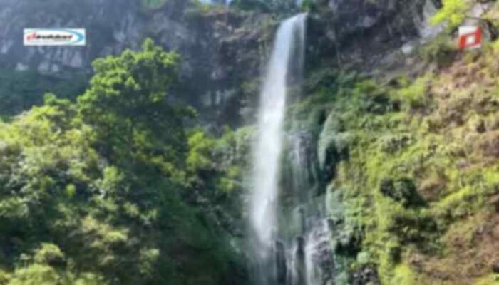 Labirin Kecil Dekat Air Terjun