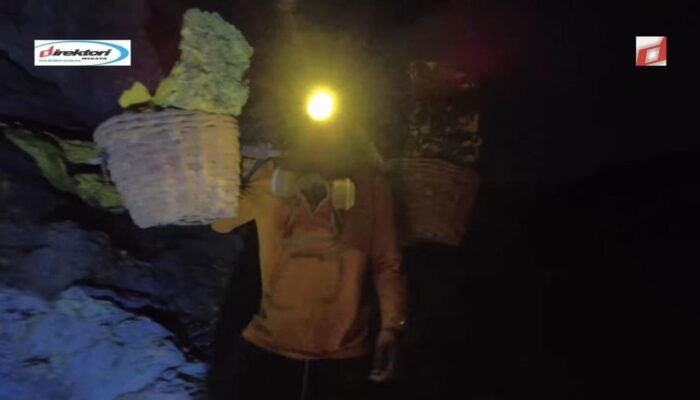 Menyaksikan Beberapa Penambang Belerang