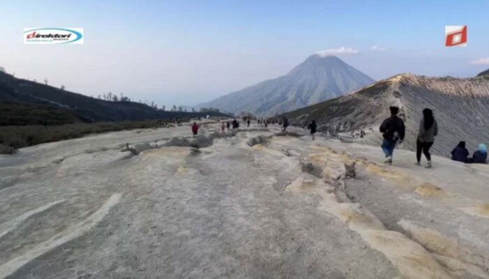 Panorama dari Atas Gunung yang Menarik