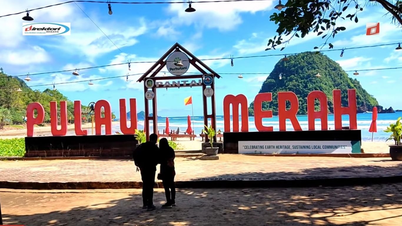 Pantai Pulau Merah, Pantai Elok di Banyuwangi Dengan Bukit Hijau dan Tanah Merah