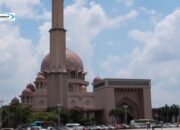 Masjid Putra: Keindahan Tertinggi di Tengah Danau Merah Muda