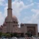 Masjid Putra: Keindahan Tertinggi di Tengah Danau Merah Muda