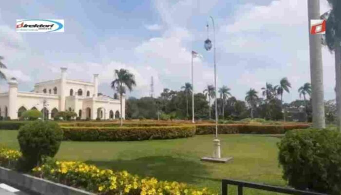 Nikmati Panorama di Halaman Istana