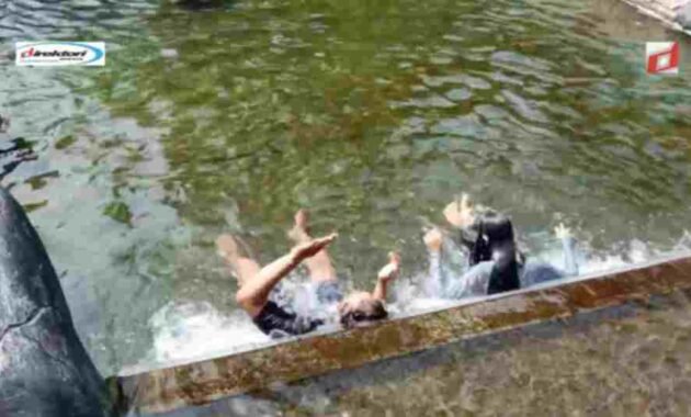 Berenang di Kolam Pemandian
