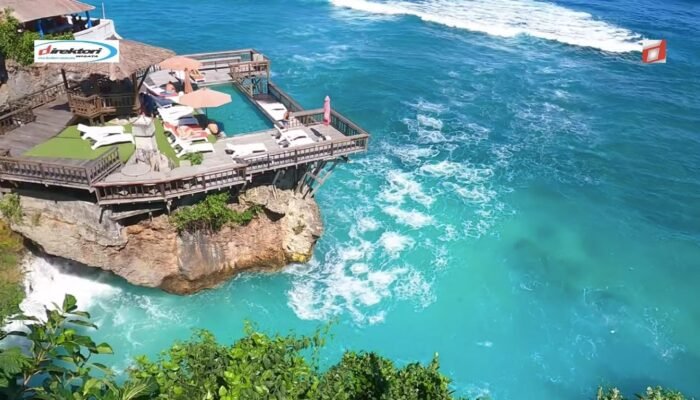 Pantai Suluban (Blue Point), Surga Bahari Terselinap di Kembali Gua dan Karang Bali