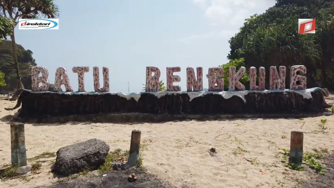 Pantai Batu Bengkung: Wisata Pantai dengan Laut Biru di Kabupaten Malang