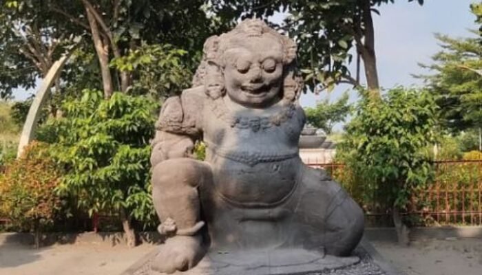 Kisah Perempuan Terkutuk