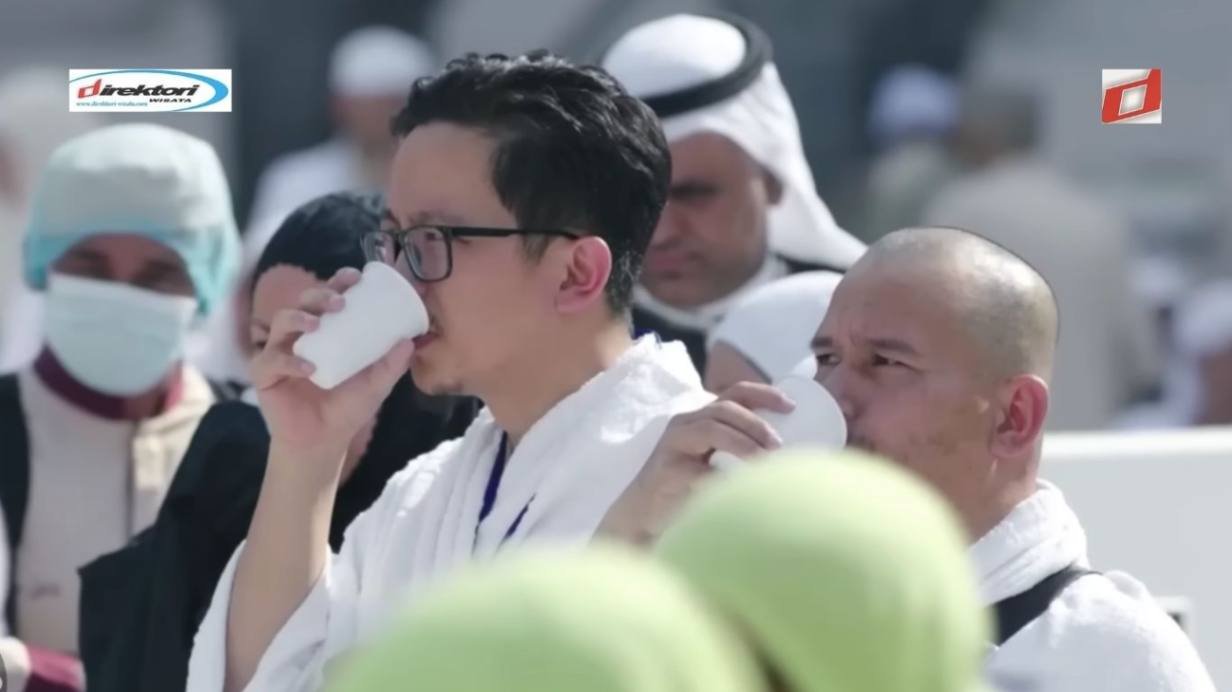 Sejarah Air Zam Zam: Manfaat, Keutamaan dan Adab Meminum