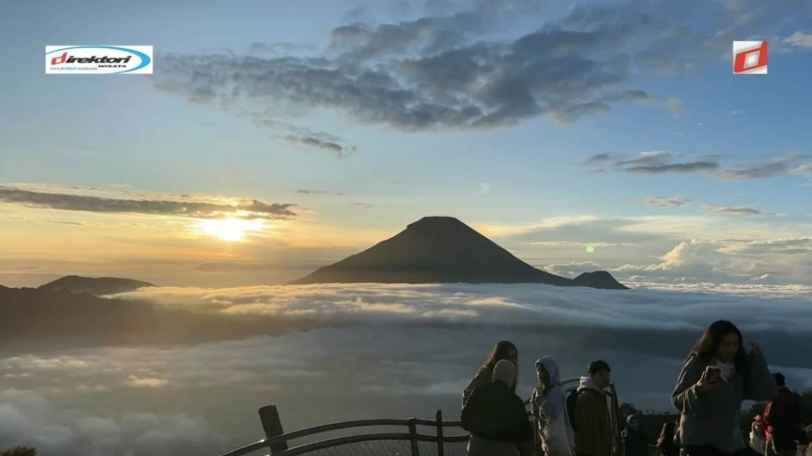 Dieng Plateau: Surganya Pemandangan Golden Sunrise di Bukit Sikunir
