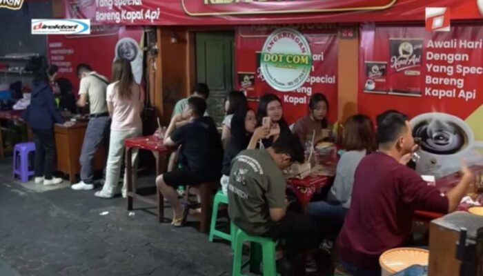 Nikmatnya Makan Malam di Angkringan Blok M: Nasi Ayam Semarangan dan Kuliner Manis Blok M