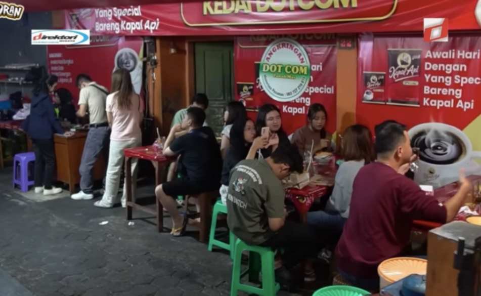 Nikmatnya Makan Malam di Angkringan Blok M: Nasi Ayam Semarangan dan Kuliner Manis Blok M