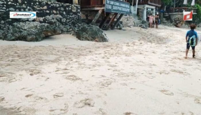 Aktivitas Surfing di Pantai Bingin